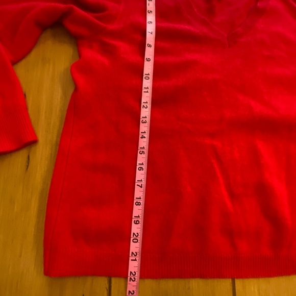 Nordstrom women’s cashmere V-Neck red Sweater Large - Picture 6 of 15